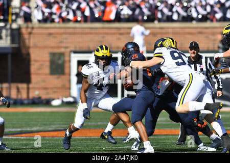 Heem, Illinois, USA. 12 Okt, 2019. Michigan Wolverines linebacker Cameron McGrone (44), die in Aktion während der NCAA grosse Konferenz 10 Fußballspiel zwischen den Illinois vs Michigan im Memorial Stadium in Heem, Illinois. Dean Reid/CSM/Alamy leben Nachrichten Stockfoto