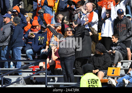 Heem, Illinois, USA. 12 Okt, 2019. Illini fan Anfeuern während der NCAA grosse Konferenz 10 Fußballspiel zwischen den Illinois vs Michigan im Memorial Stadium in Heem, Illinois. Dean Reid/CSM/Alamy leben Nachrichten Stockfoto