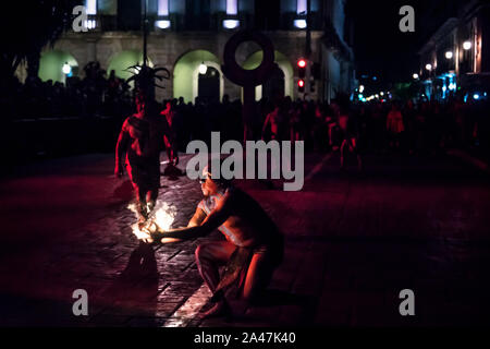 Merida, Mexiko - 26. Januar 2019: Pok Ta Pok traditionelle Maya Ball Spiel Leistung, Mann fangen Ball im Feuer am Plaza Grande Stockfoto