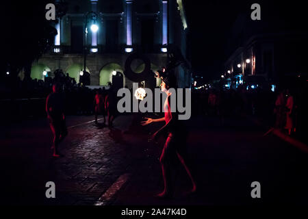 Merida, Mexiko - 26. Januar 2019: Pok Ta Pok traditionelle Maya Ball Spiel Leistung mit Ball im Feuer am Plaza Grande Stockfoto