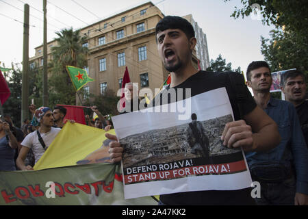 Athen, Griechenland. 12 Okt, 2019. Kurden in Athen shout Slogans gegen türkischen Präsidenten Erdogan als Sie März zu der türkischen Botschaft. Tausende Kurden auf die Straße gingen, um zu protestieren, nach den jüngsten Offensive der Türkei gegen die Kurden im Norden Syriens. Credit: Nikolas Georgiou/ZUMA Draht/Alamy leben Nachrichten Stockfoto