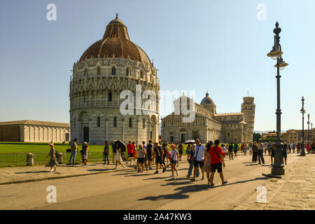 Malerischer Blick auf der berühmten Piazza dei Miracoli in Pisa mit dem Baptisterium des Hl. Johannes, der Kathedrale und den Schiefen Turm von Pisa, Toskana, Italien Stockfoto