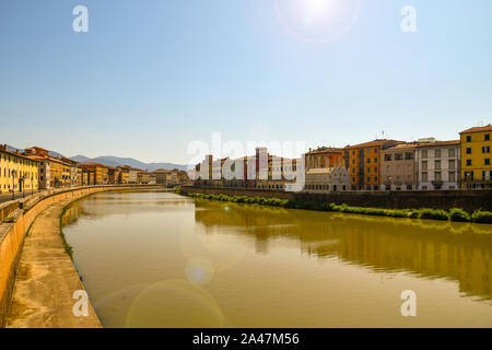 Einen malerischen Blick auf den Fluss Arno Ponte Solferino Brücke mit der Kirche von Santa Maria della Spina an einem sonnigen Sommertag, Pisa, Toskana, Italien Stockfoto