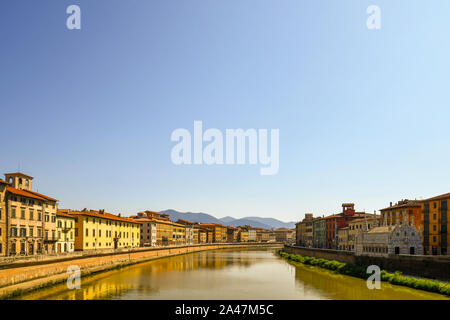 Einen malerischen Blick auf den Fluss Arno Ponte Solferino Brücke mit der Kirche von Santa Maria della Spina an einem sonnigen Sommertag, Pisa, Toskana, Italien Stockfoto