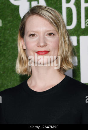 London, Großbritannien. 12 Okt, 2019. Australische Schauspielerin Mia Wasikowska besucht die Premiere von Judy & Punsch am 63. BFI London Film Festival am 12. Oktober 2019. Foto von Rune Hellestad/UPI Quelle: UPI/Alamy leben Nachrichten Stockfoto