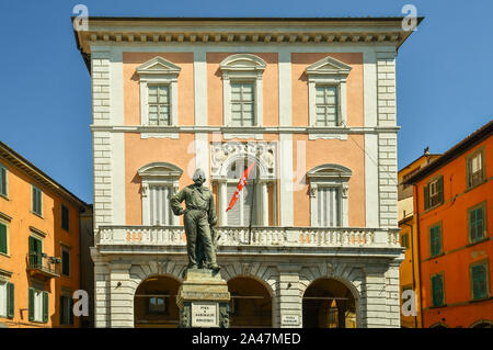 Bronzestatue eingeweiht Giuseppe Garibaldi (1807-1882), berühmter italienischer Patriot, an der Piazza Garibaldi im historischen Zentrum von Pisa, Toskana, Italien Stockfoto