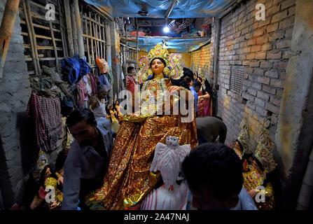 Kolkata, West Bengal, Indien. 12 Okt, 2019. Ein Idol der Göttin Lakshmi wird durch die Anbieter eine Pandal (temporären Ort der Anbetung) vom Künstler Hub in Kalkutta. Kozagari Lakshmi puja beteten vor allem durch die bengalische Durgapuja Hindus nach. Lakshmi ist die Göttin des Reichtums als Pro der hinduistischen Mythologie und wird von Haus nieder, in der Hoffnung auf Wohlstand, der durch die Hindus zu Haus. Credit: Avishek Das/SOPA Images/ZUMA Draht/Alamy leben Nachrichten Stockfoto