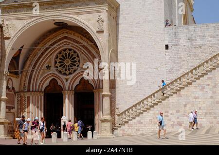 Assisi, Italien - 12 August, 2019: die Basilika San Francesco, besucht von Pilgern und Touristen aus aller Welt, bewahrt die Überreste der ORKB Stockfoto