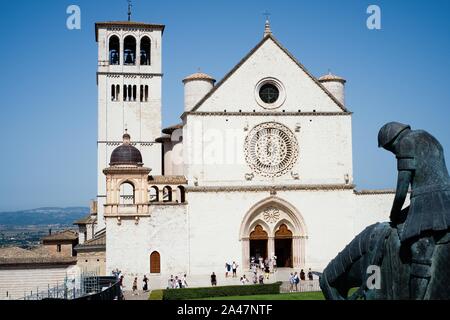 Assisi, Italien - 12 August, 2019: die Basilika San Francesco, besucht von Pilgern und Touristen aus aller Welt, bewahrt die Überreste der ORKB Stockfoto