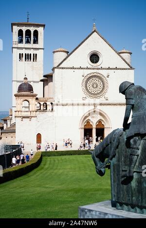 Assisi, Italien - 12 August, 2019: die Basilika San Francesco, besucht von Pilgern und Touristen aus aller Welt, bewahrt die Überreste der ORKB Stockfoto