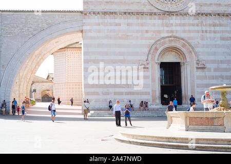 Assisi, Italien - 12 August, 2019: BChurch Santa Chiara, besucht von Pilgern und Touristen aus aller Welt. Stockfoto