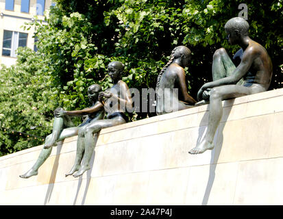 Kunstwerke aus Bronze entlang der Spree in Berlin, Deutschland Stockfoto