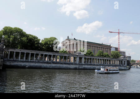 Blick über die Spree in Berlin, Deutschland. Die Museumsinsel auf der rechten Seite. Stockfoto