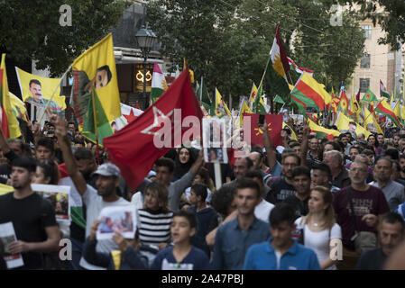 Athen, Griechenland. 12 Okt, 2019. Kurden in Athen shout Slogans gegen türkischen Präsidenten Erdogan als Sie März zu der türkischen Botschaft. Tausende Kurden auf die Straße gingen, um zu protestieren, nach den jüngsten Offensive der Türkei gegen die Kurden im Norden Syriens. Credit: Nikolas Georgiou/ZUMA Draht/Alamy leben Nachrichten Stockfoto