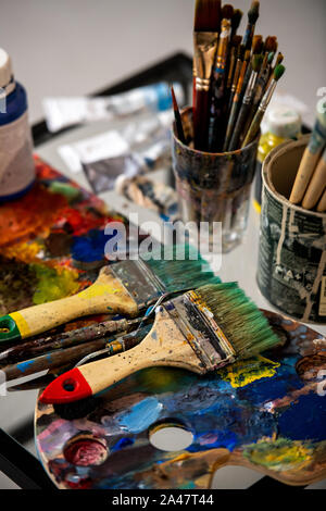 Vielzahl von Pinsel und Palette mit Farben für professionelle Malerei Stockfoto