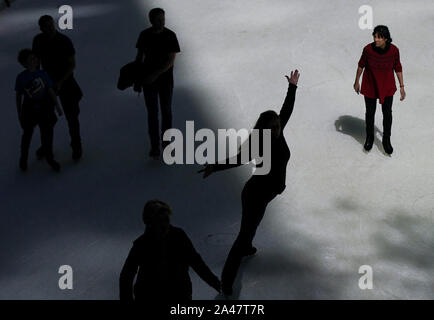 New York, USA. 12 Okt, 2019. Skater genießen Sie Eislaufen Wenn die Eisbahn am Rockefeller Center öffnet sich der Öffentlichkeit in New York City am Samstag, 12. Oktober 2019. Die Eisbahn Eröffnung markiert den traditionellen Beginn der Feierlichkeiten, die bis zu den jährlichen Beleuchtung des Rockefeller Center Christmas Tree. Die Eisbahn zum ersten Mal geöffnet Weihnachten 1936. Foto von John angelillo/UPI Quelle: UPI/Alamy leben Nachrichten Stockfoto