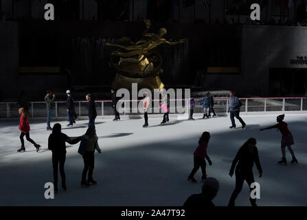 New York, USA. 12 Okt, 2019. Skater genießen Sie Eislaufen Wenn die Eisbahn am Rockefeller Center öffnet sich der Öffentlichkeit in New York City am Samstag, 12. Oktober 2019. Die Eisbahn Eröffnung markiert den traditionellen Beginn der Feierlichkeiten, die bis zu den jährlichen Beleuchtung des Rockefeller Center Christmas Tree. Die Eisbahn zum ersten Mal geöffnet Weihnachten 1936. Foto von John angelillo/UPI Quelle: UPI/Alamy leben Nachrichten Stockfoto