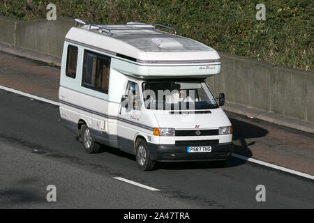 Volkswagen Auto sleeper 1200 Swb fahren auf der M61-Autobahn in der Nähe von Manchester, Großbritannien Stockfoto