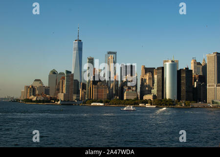 Berühmten Blick von der Staten Island Fähre in Richtung der Skyline von Lower Manhattan mit den Finanzbezirk und den Hudson River Stockfoto