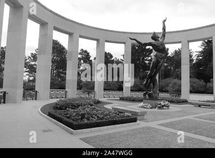 Omaha Beach, Normandie 09/10/2017. D-Day, die Landung der Amerikaner. Friedhof und Denkmal für die Gefallenen. Der Geist der amerikanischen Jugend Steigende fro Stockfoto