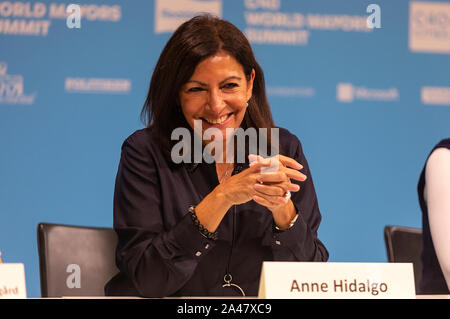 Kopenhagen, Dänemark - Oktober 11, 2019: Anne Hidalgo, Bürgermeister von Paris, Frankreich, während die 'Mayors und Jugend Aktivist' Pressekonferenz auf der C40-Welt Bürgermeister Gipfel. Während der Pressekonferenz junge Aktivistin erklärte, was sie erwarten, dass der Politiker. Mehr als 90 Bürgermeistern von einigen der weltweit größten und einflussreichsten Städte die rund 700 Millionen Menschen in Kopenhagen vom 9. bis 12. Oktober für die C40-Welt Bürgermeister Gipfel treffen. Der Zweck Mit der Gipfel in Kopenhagen ist eine globale Koalition der führenden Städte, Unternehmen und Bürger, sammelt um Radikale zu bauen und Stockfoto