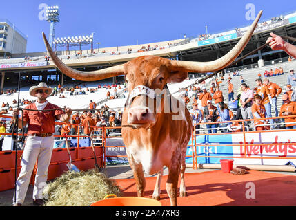 12.Oktober 2019: Die Texas Longhorns Maskottchen Bevo vor dem NCAA Red River Rivalität Spiel zwischen der Universität von Oklahoma Sooners und der Universität von Texas Longhorns im Cotton Bowl Stadium im Fair Park in Dallas, TX Oklahoma besiegt 34-27 Albert Pena/CSM Stockfoto