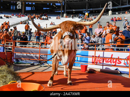 12.Oktober 2019: Die Texas Longhorns Maskottchen Bevo vor dem NCAA Red River Rivalität Spiel zwischen der Universität von Oklahoma Sooners und der Universität von Texas Longhorns im Cotton Bowl Stadium im Fair Park in Dallas, TX Oklahoma besiegt 34-27 Albert Pena/CSM Stockfoto