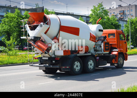 Fahrmischer ist Transport von Zement in die Casting statt. Stockfoto