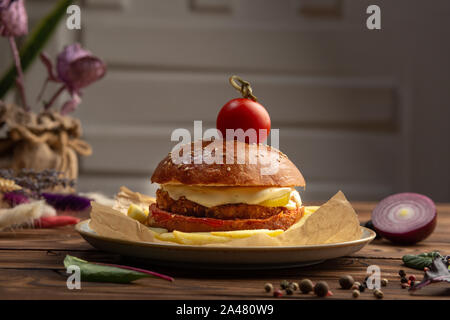 Cheeseburger aus gehacktem Rindfleisch Schnitzel mit Tomaten. Hellen Hintergrund. Close-up. Stockfoto