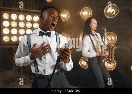 Jazzman männlichen und weiblichen Saxophonist mit Saxophon Stockfoto