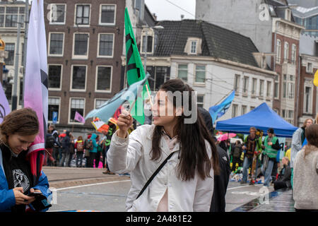 Demonstrant mit einem Logo auf ein Flag Am Blauwebrug am Klima Demonstration Vom Aussterben Rebellion Gruppe in Amsterdam Die Niederlande 2019 Stockfoto
