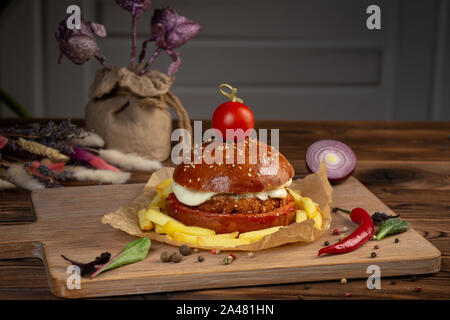 Cheeseburger aus gehacktem Rindfleisch Schnitzel mit Tomaten. Hellen Hintergrund. Close-up. Stockfoto