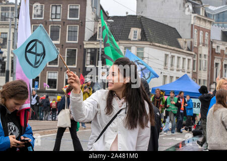 Demonstrant mit einem Logo auf ein Flag Am Blauwebrug am Klima Demonstration Vom Aussterben Rebellion Gruppe in Amsterdam Die Niederlande 2019 Stockfoto