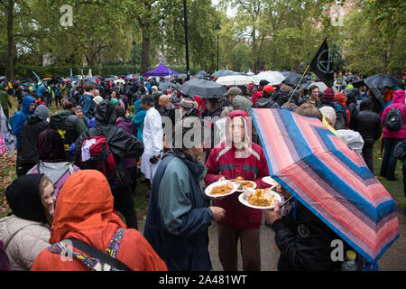 London, Großbritannien. 12. Oktober, 2019. Tausende von Klima Aktivisten vor dem Aussterben Rebellion für einen 'Trauer Zeremonie" in Russell Square beruft nach einem Trauerzug von Marble Arch am sechsten Tag der Internationalen Rebellion Proteste. Credit: Mark Kerrison/Alamy leben Nachrichten Stockfoto