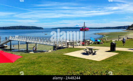 Manchester, WA/USA: Am 13. Juli 2018: Leute genießen Pomeroy Park am Puget Sound. Der Park verfügt über einen Steg, Boot starten, und Blick auf den Mount Rainier. Stockfoto