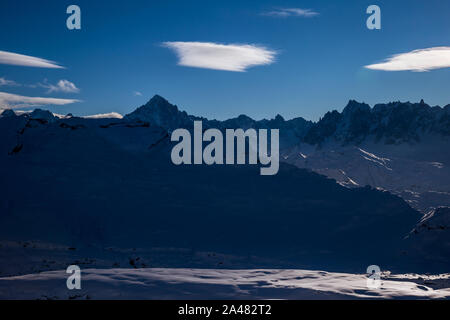 Vier tausend Gipfel der Französischen Alpen oberhalb von Chamonix am Mont Blanc Stockfoto
