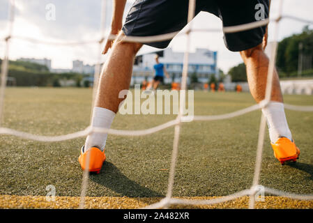 Fußball-Torwart steht auf dem Tor, Rückansicht Stockfoto