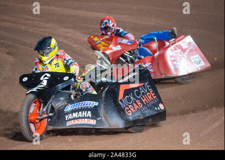 Manchester, Großbritannien. 11. Oktober 2019. Andy Cossar & Gareth Williams (72), führt Paul Whitelam & Alan Elliott (92) Während der ACU-Sidecar Speedway Manchester Meister, Belle Vue nationalen Speedway Stadion, Manchester Freitag, 11. Oktober 2019 (Quelle: Ian Charles | MI Nachrichten) Credit: MI Nachrichten & Sport/Alamy leben Nachrichten Stockfoto