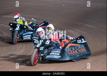 Manchester, Großbritannien. 11. Oktober 2019. Mick Höhle & Bradley Lenken (5) führt Andy Cossar & Gareth Williams (72) Während der ACU-Sidecar Speedway Manchester Meister, Belle Vue nationalen Speedway Stadion, Manchester Freitag, 11. Oktober 2019 (Quelle: Ian Charles | MI Nachrichten) Credit: MI Nachrichten & Sport/Alamy leben Nachrichten Stockfoto