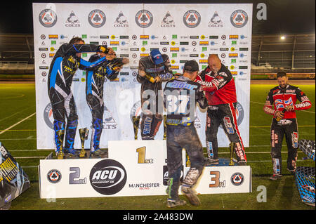 Manchester, Großbritannien. 11. Oktober 2019. Das Sprühen der Champagner während der ACU-Sidecar Speedway Manchester Meister, Belle Vue nationalen Speedway Stadion, Manchester Freitag, 11. Oktober 2019 (Quelle: Ian Charles | MI Nachrichten) Credit: MI Nachrichten & Sport/Alamy leben Nachrichten Stockfoto