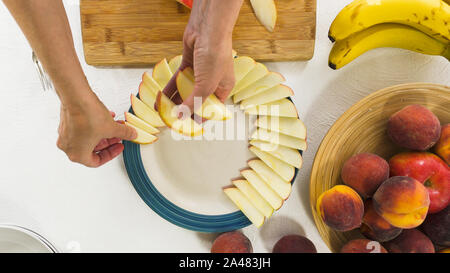 Apple Slices auf einer Platte, Ansicht von oben, weißer Hintergrund Stockfoto
