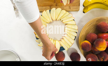 Apple Slices auf einer Platte, Ansicht von oben, weißer Hintergrund Stockfoto