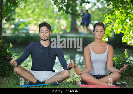 Ein paar Yoga im Freien Stockfoto