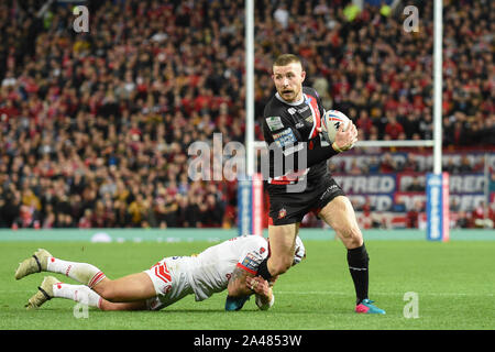 12. Oktober 2019, Old Trafford, Manchester, England; Das Grand Final 2019, Saint Helens v Salford Roten Teufel: Jackson Hastings (31) von Salford roten Teufel von Jonny Lomax (1) von Saint Helens Kredit angegangen wird: Richard Long/News Bilder Stockfoto