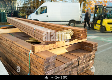 Baustoffe yard Holzplanken im Vordergrund gestapelt Stockfoto