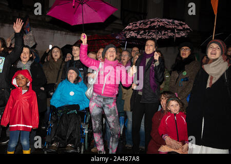 London, Großbritannien. 12. Oktober 2019. Die demonstranten gesehen Singen auf dem Trafalgar Square während das Aussterben Rebellion zwei einwöchigen Protest in London. Credit: Joe Kuis/Alamy Nachrichten Stockfoto