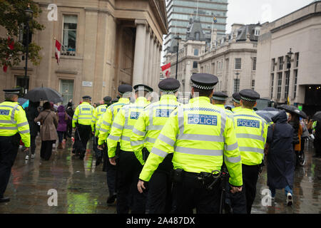 London, Großbritannien. 12. Oktober 2019. Die Metropolitan Police Officers auf dem Trafalgar Square während das Aussterben Rebellion zwei einwöchigen Protest in London gesehen. Credit: Joe Kuis/Alamy Nachrichten Stockfoto