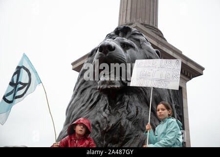 London, Großbritannien. 12. Oktober 2019. Jungen Demonstranten auf dem Trafalgar Square während das Aussterben Rebellion zwei einwöchigen Protest in London gesehen. Credit: Joe Kuis/Alamy Nachrichten Stockfoto