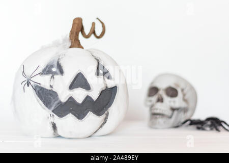 Furchtsam Weiß Kürbis mit Cobweb und Spinne und Schädel auf dem Hintergrund. Halloween Konzept Stockfoto