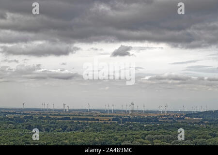 Bratislava, Slowakei. August 13, 2019. Windenergieanlagen Bauernhof aus der Burg Bratislava in Bratislava, Slowakei gesehen. Stockfoto